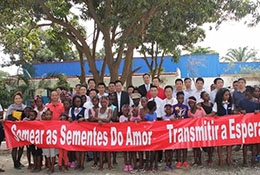 O Grupo de Yewhing de Angola dá doação de caridade para Orfanato de Viena