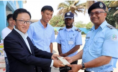 O vice-presidente do Grupo YEWHING,  secretário da associação de segurança Pan Jingjian visitou 5 esquadras de Luanda e fez doaç